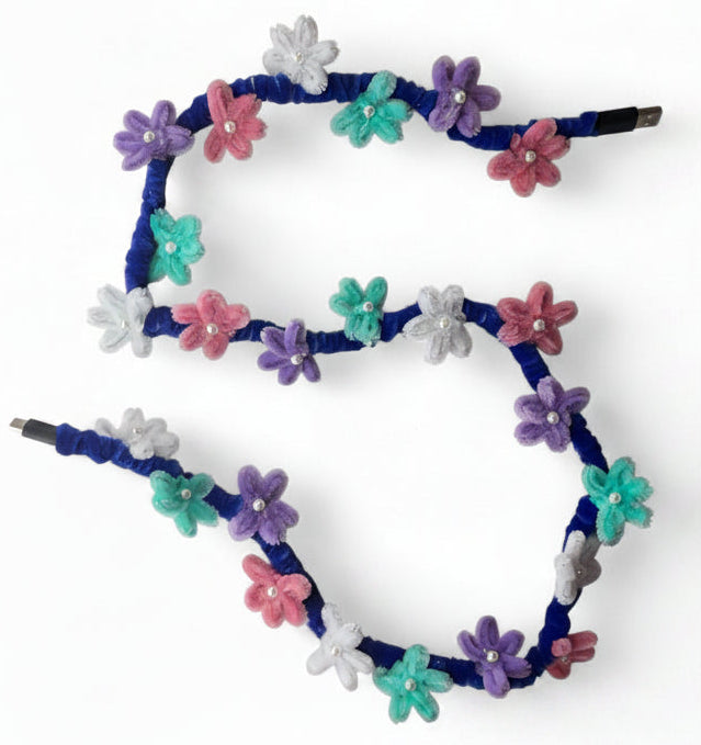 4 colors total - 24 flowers
Cord: Blue 14
Flowers: white 30, purple 6, pink 4, green (not listed)